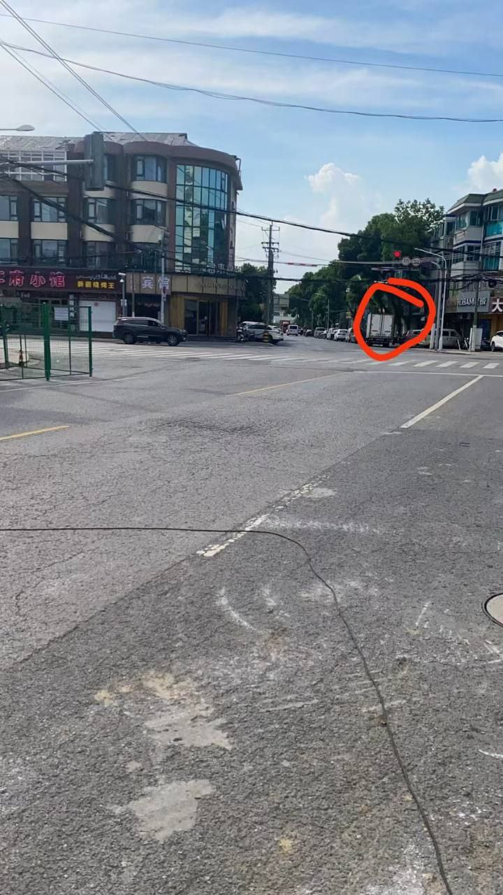 看图标志，里面有两个足浴店挨一